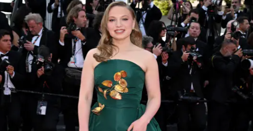 news Mia Threapleton pays homage to mom Kate Winslet